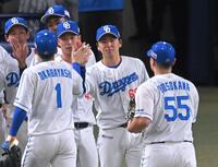 　プロ初勝利を飾り、ナインを出迎える三浦（中央）＝撮影・飯室逸平