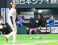 　５回、郡司の犠飛で得点しスコアボードを見る新庄監督（中央）。手前左は上沢（撮影・西田忠信）