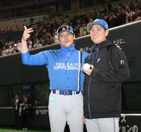 　来日初勝利を挙げた古林（右）と写真に納まる新庄監督（撮影・西田忠信）