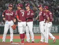 　２回裏、滝中（中央）の元に集まる楽天ナイン（撮影・佐藤厚）