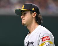 　５回に２点を失い唇をかんでベンチに戻る上沢（撮影・西田忠信）