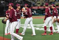 　自らの悪送球でサヨナラ負けを喫し、肩を落とす小郷（中央）＝撮影・佐藤厚