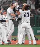 　１０回、平沼（中央）は右前打を放ち、右翼手・小郷の悪送球で二走・仲田が生還しサヨナラ。歓喜のシャワーを浴びる（撮影・佐藤厚）