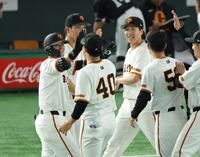 　１２回、サヨナラ打を放ち笑顔の吉川（撮影・金田祐二）