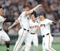 　１２回、サヨナラ打を放ち、水シャワーを浴びる吉川（右）＝撮影・西岡正