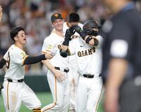 　１２回、サヨナラ打を放ち、水シャワーを浴びる吉川（右）＝撮影・西岡正