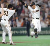 　１２回、サヨナラ打を放ち、増田陸（左）とハイタッチする吉川（撮影・西岡正）
