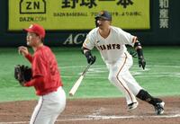 　１２回、サヨナラ打を放つ吉川（撮影・金田祐二）