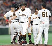 　９回、投手交代でマウンドに向かった阿部監督（中央）＝撮影・西岡正