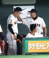 　３回表終了、ベンチで阿部監督に声をかけられる田中将（左）。そのまま降板した