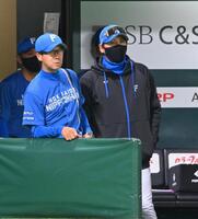 　３回、ベンチから試合を見つめる新庄監督（右）＝撮影・西田忠信