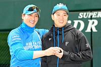 　来日初勝利を挙げた古林（右）をねぎらう新庄監督