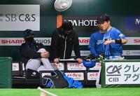 　５回の攻撃を前に、ベンチで浮かない表情の新庄監督（左）＝撮影・西田忠信