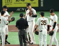 　１回、広島打線につかまり厳しい表情の田中将（撮影・金田祐二）