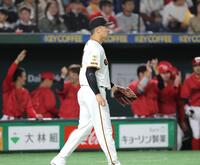 　１回、広島に先制を許し、肩を落とす田中将（撮影・西岡正）