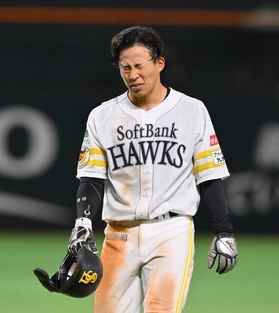 焦るソフトバンク 野村がヘルメットをたたきつけて悔しがる 八回痛恨の