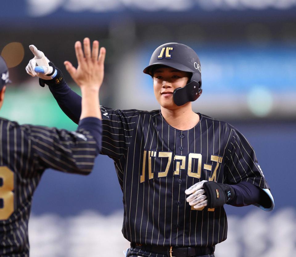 　３回、中前に２点打を放ちベンチにポーズを送る太田（撮影・山口登）