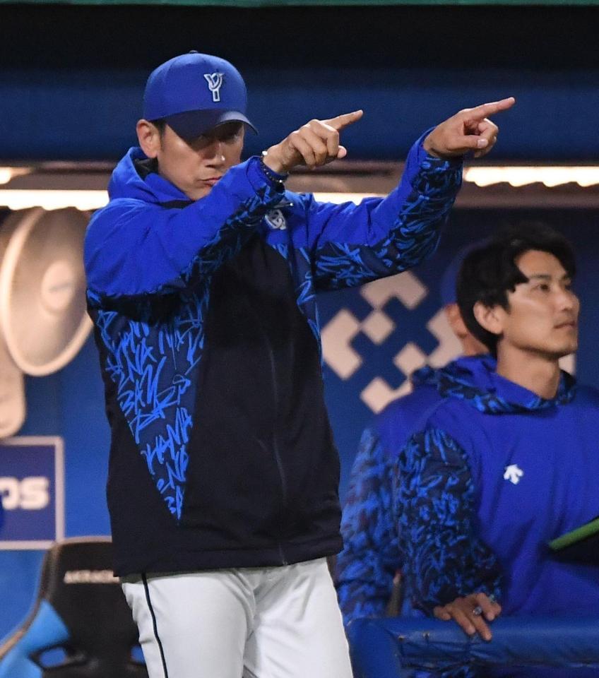 　６回、牧の三ゴロで二塁アウトとなった度会の判定にリプレー検証を要求する三浦監督（撮影・開出牧）