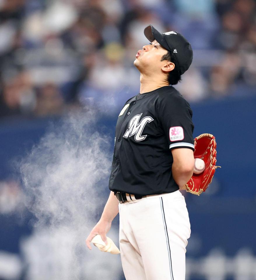 　３回、種市はピンチを迎えマウンド上で渋い表情を見せる（撮影・山口登）