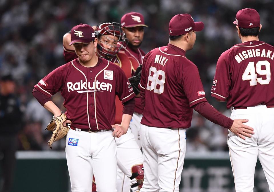 　７回、肩を落として降板する藤井（左）＝撮影・園田高夫