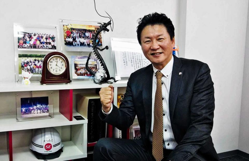 　会社社長として活躍中の松谷竜二郎さん＝２０１９年３月