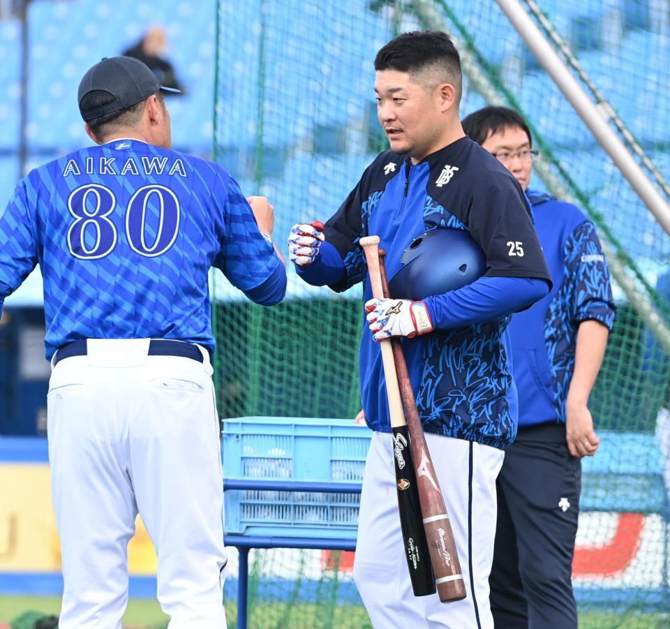 　練習中に相川コーチ（左）にあいさつしグータッチを交わす筒香（撮影・開出牧）