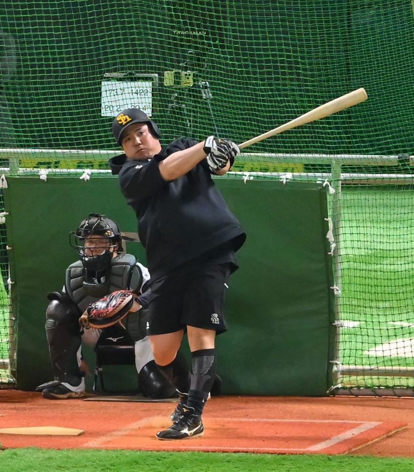 　打撃練習する山川（撮影・西田忠信）