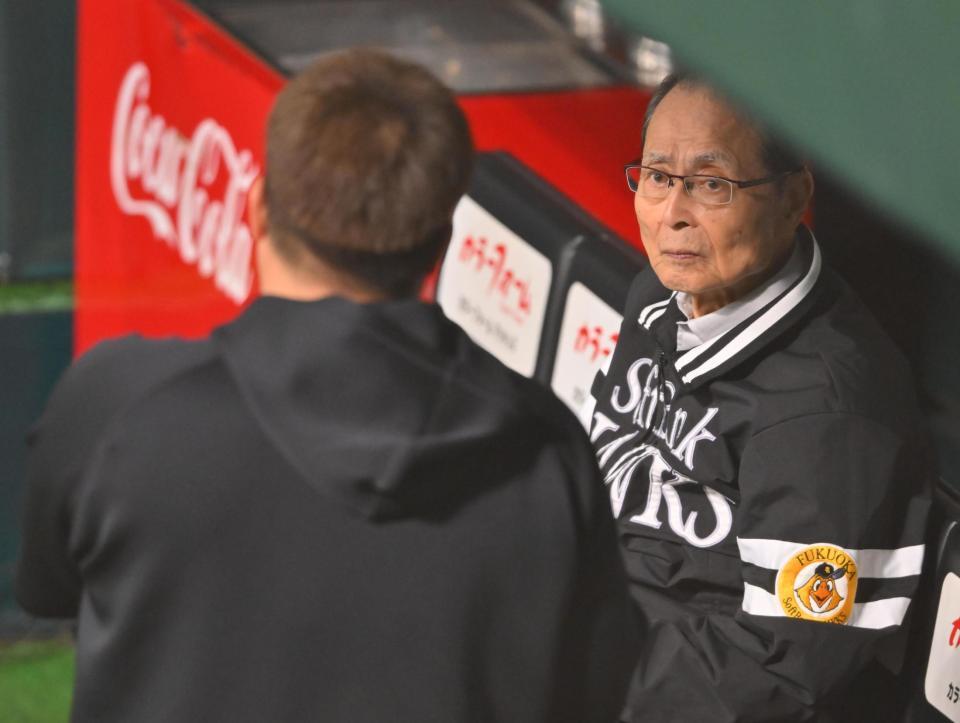 　山川（手前）と言葉を交わす王貞治会長（撮影・西田忠信）