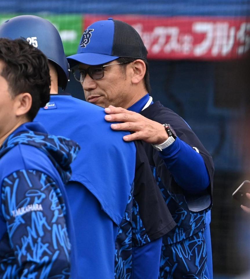 　出場選手登録抹消の筒香（左）を励ます三浦監督（撮影・開出牧）