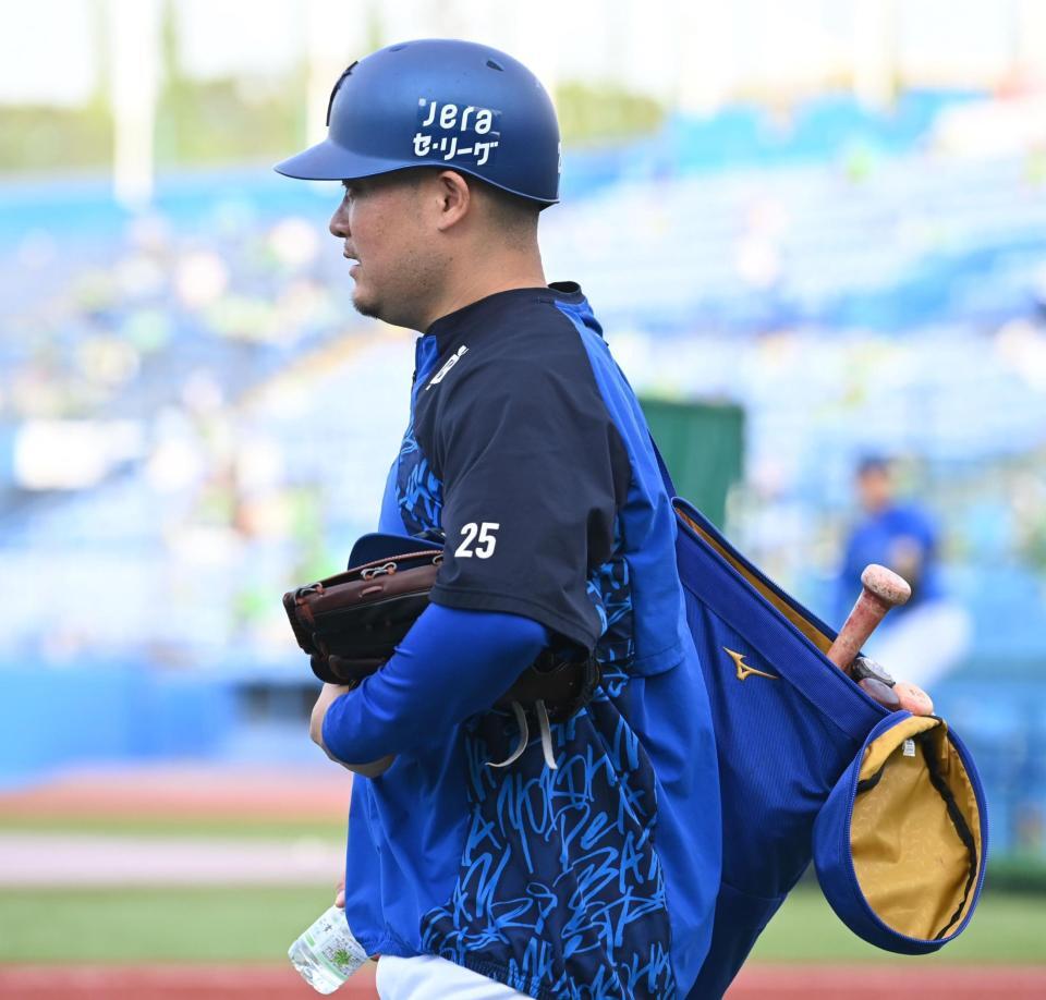 　試合前の練習を終え引き揚げる筒香（撮影・開出牧）