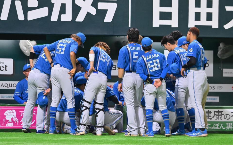 　試合前、円陣を組む日本ハムナイン（撮影・西田忠信）