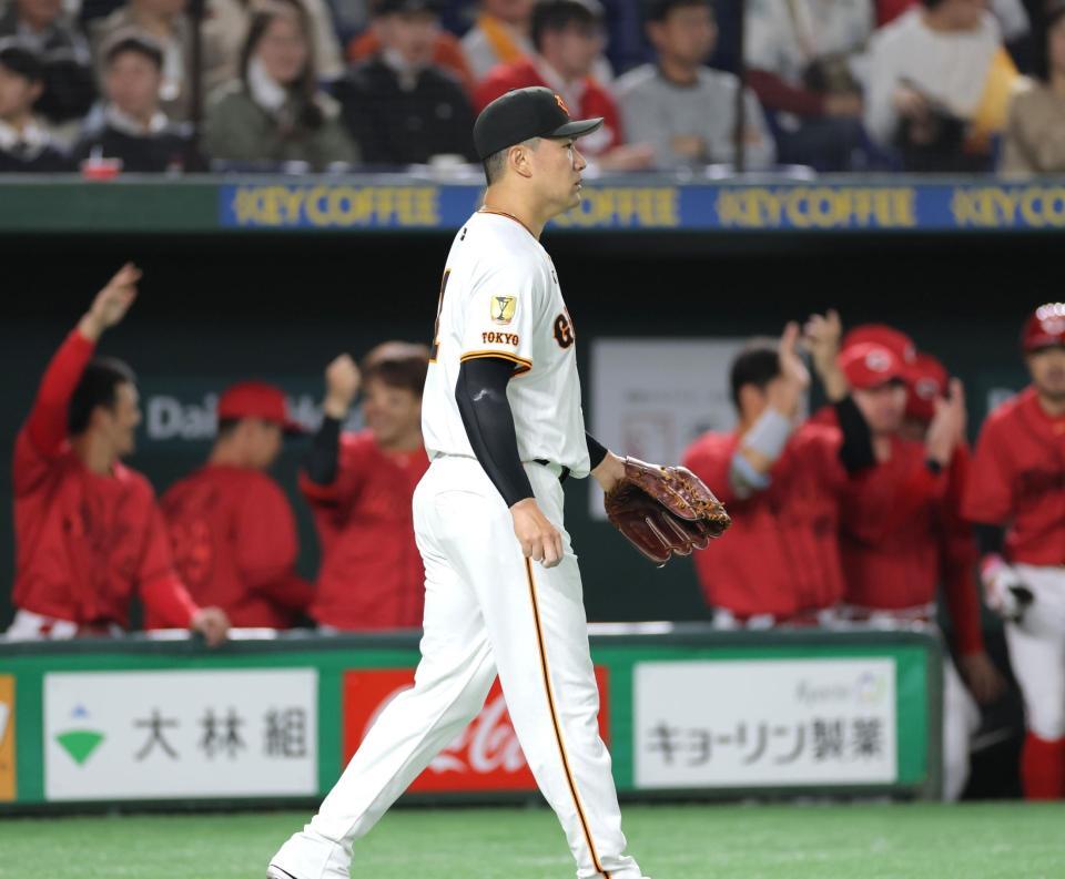 　１回、広島に先制を許し、肩を落とす田中将（撮影・西岡正）