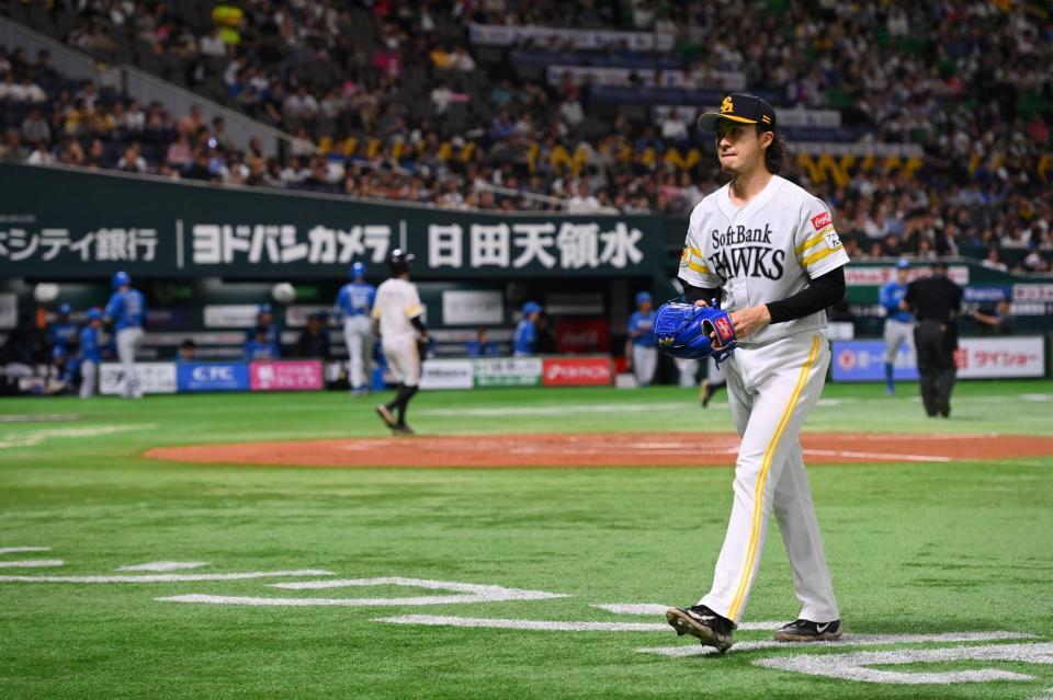 　２回を投げ終えベンチに戻る上沢（撮影・西田忠信）