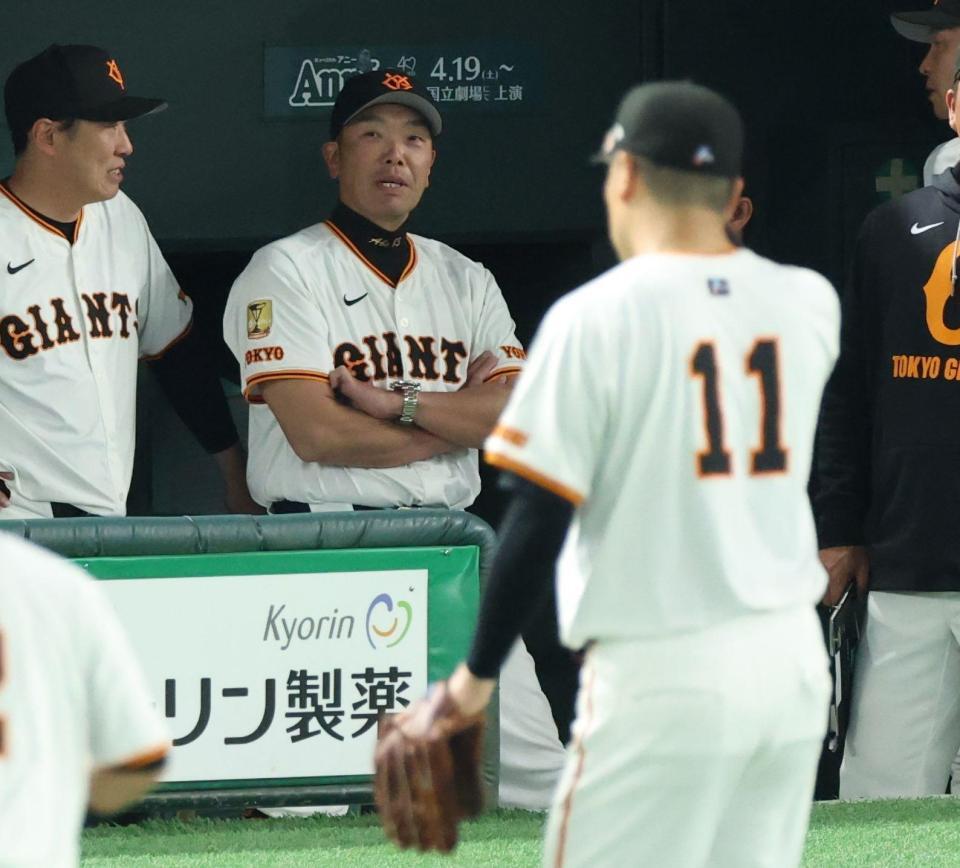 　３回で降板の田中将に厳しい表情の阿部監督（撮影・金田祐二）