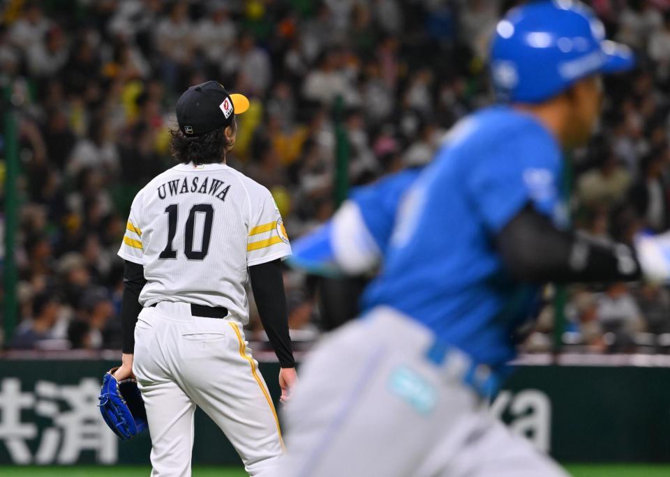 　７回、万波（右）にソロ本塁打を浴びた上沢（撮影・西田忠信）