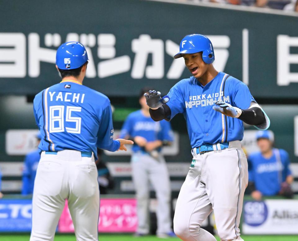 　７回、ソロ本塁打を放った万波（右）＝撮影・西田忠信