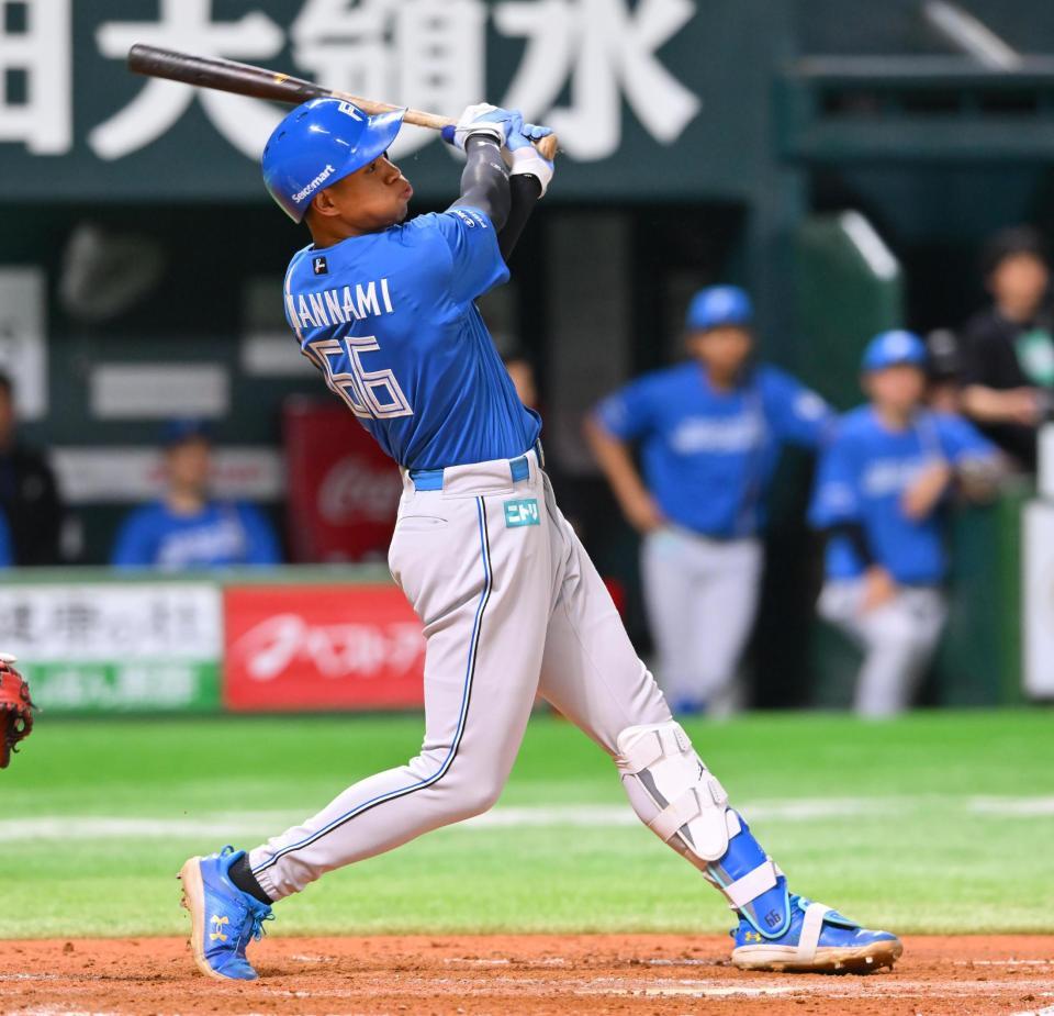 　５回、二塁打を放つ万波（撮影・西田忠信）