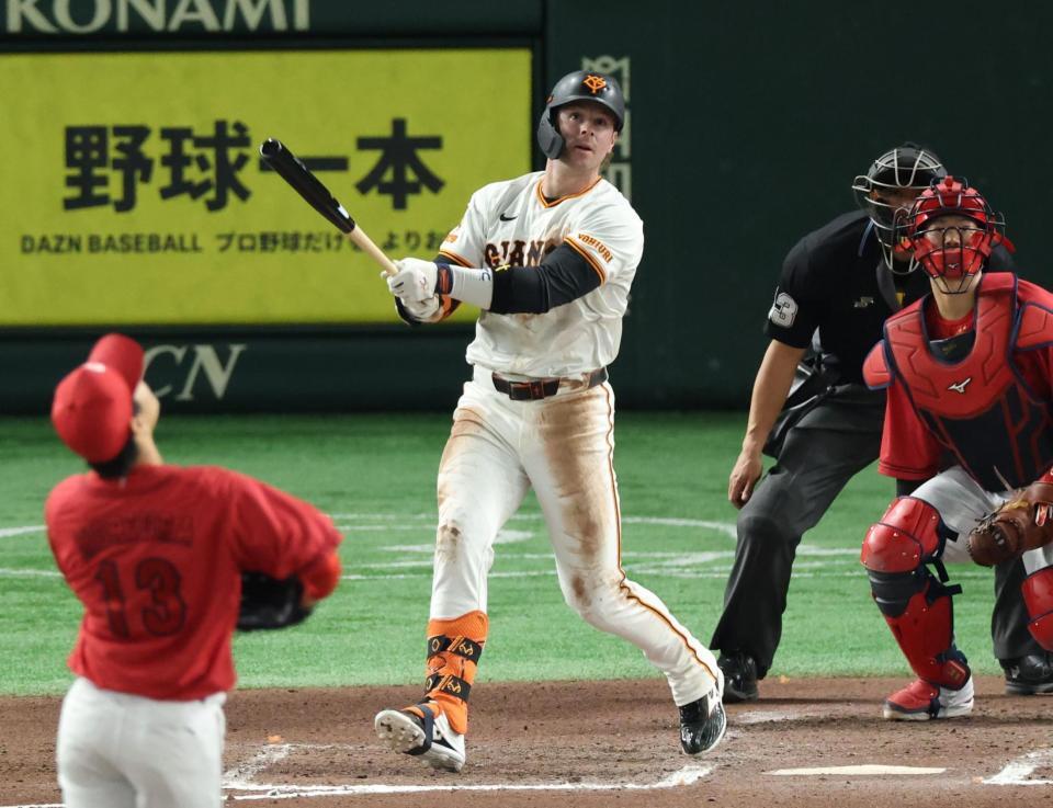 　６回、同点ソロを放つキャベッジ（撮影・金田祐二）