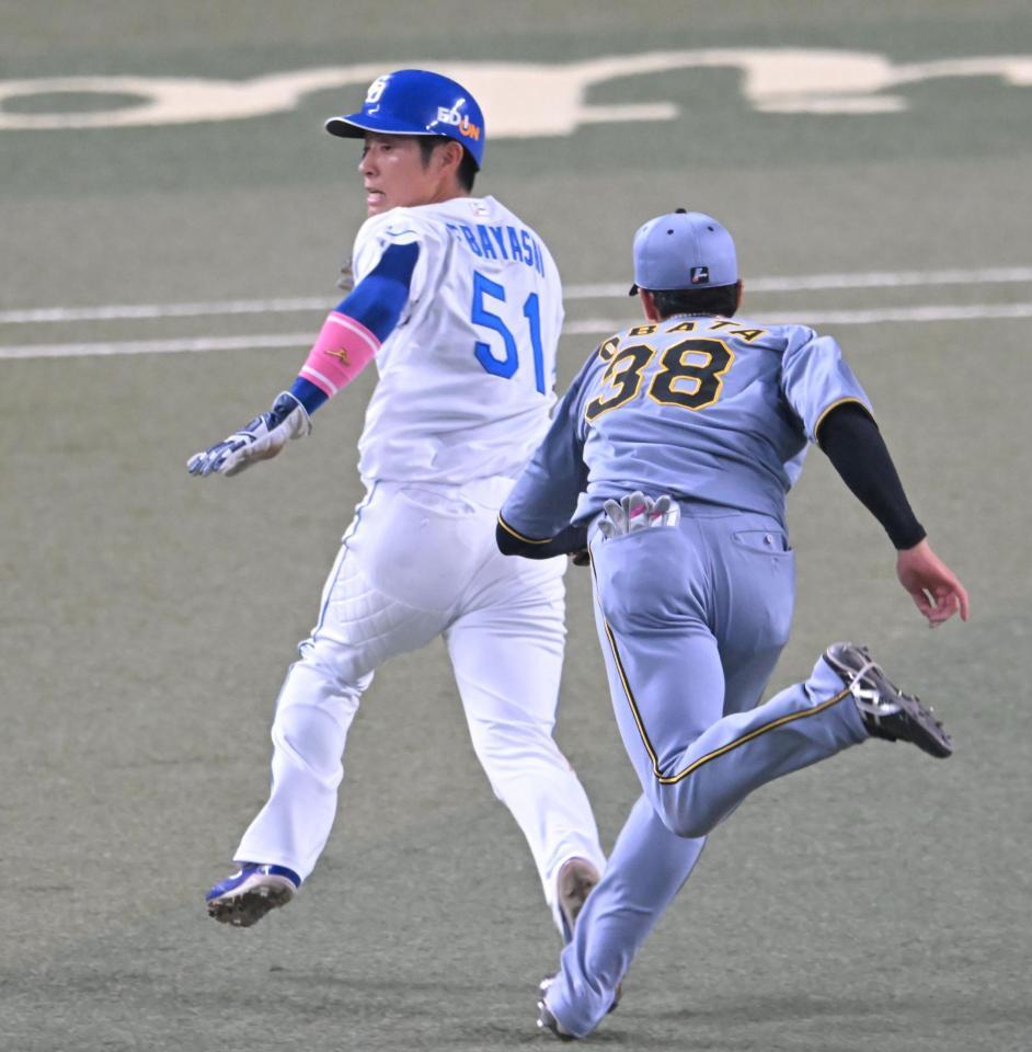 　５回、一走の上林を挟殺する小幡（撮影・飯室逸平）