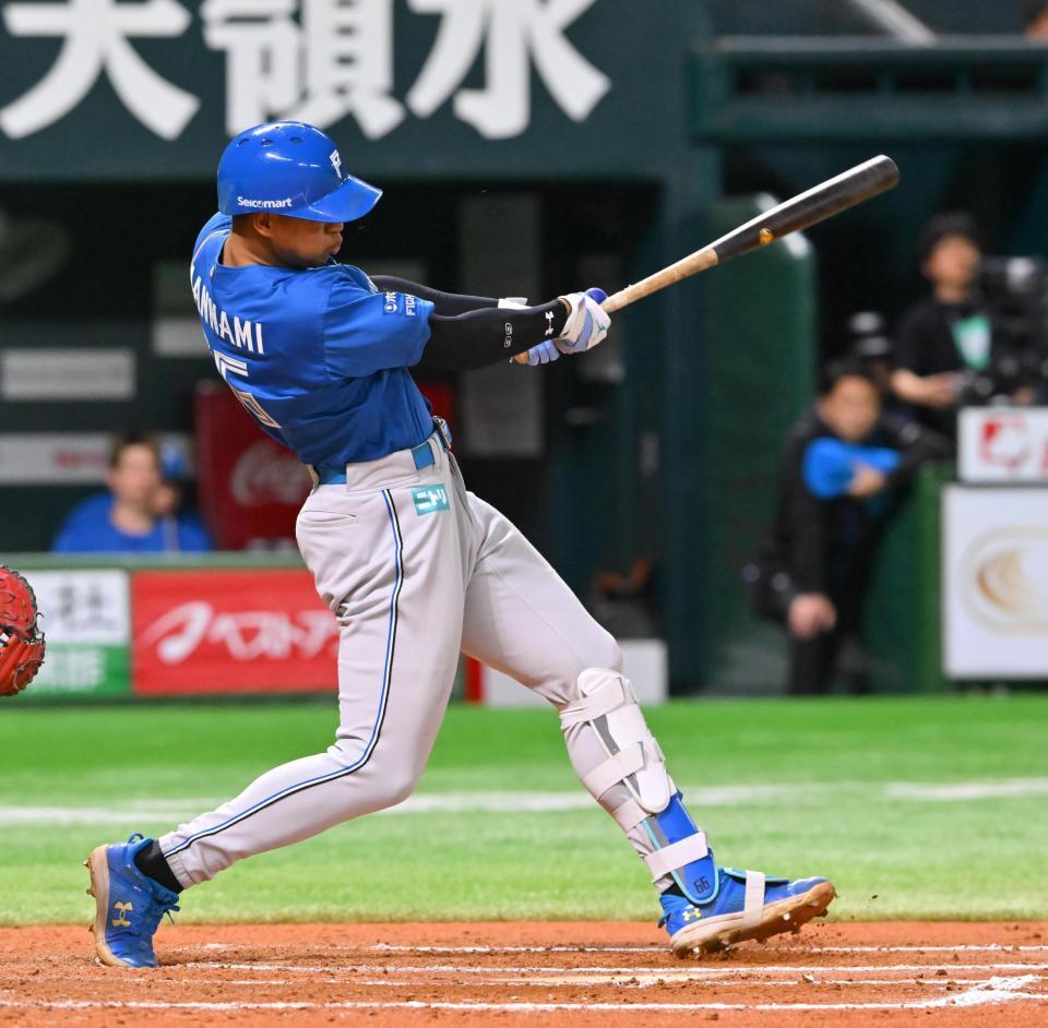 　７回、ソロ本塁打を放つ万波（撮影・西田忠信）