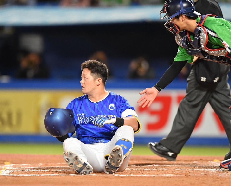 　８回、２番手・田口から死球を受け、マウンドをにらむ牧。捕手・古賀（撮影・開出牧）