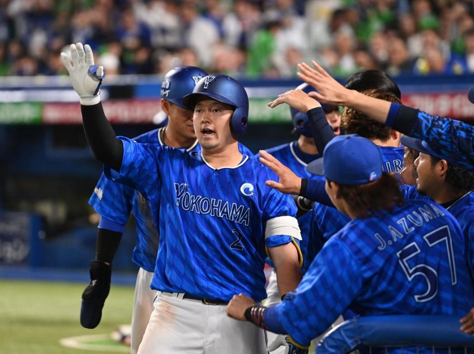 　１０回、先制の右越え３ランを放ちスタンドの祝福に応える牧（撮影・開出牧）