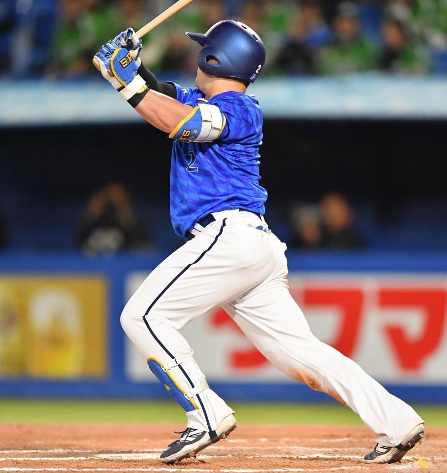 　１０回、先制の右越え３ランを放つ牧（撮影・開出牧）