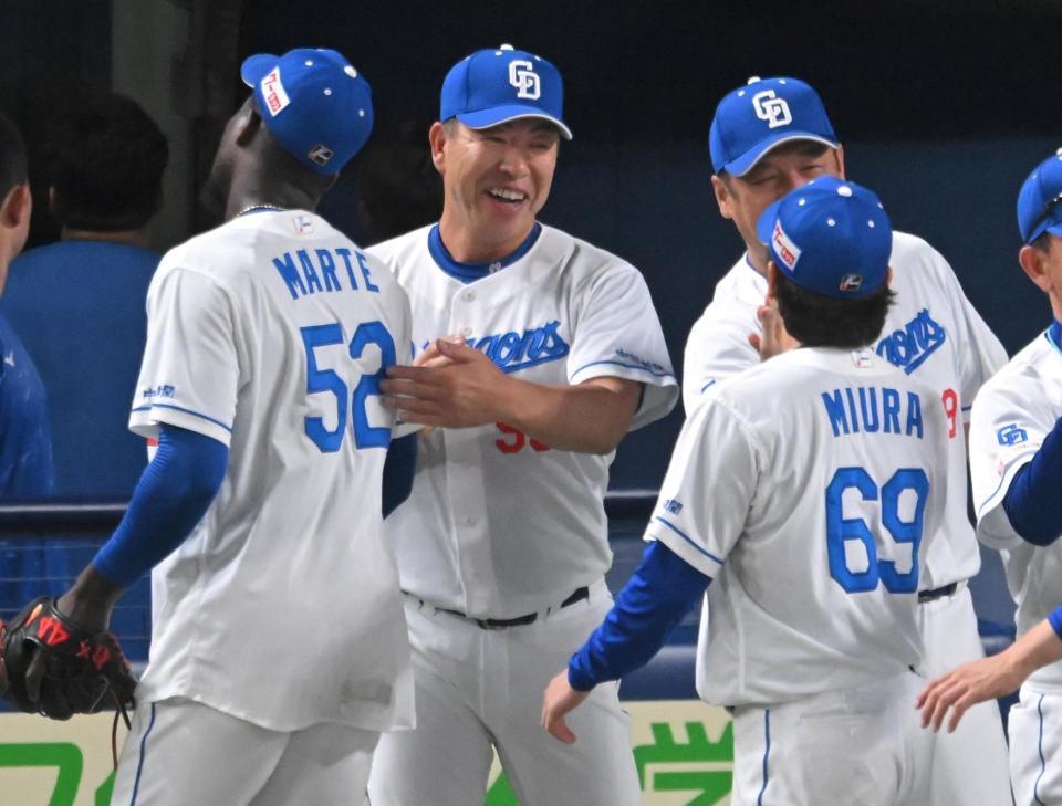 　笑顔でナインを迎える井上監督（撮影・飯室逸平）