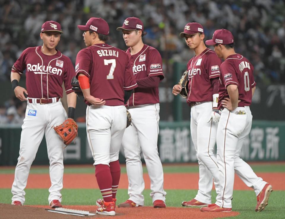 　２回裏、滝中（中央）の元に集まる楽天ナイン（撮影・佐藤厚）