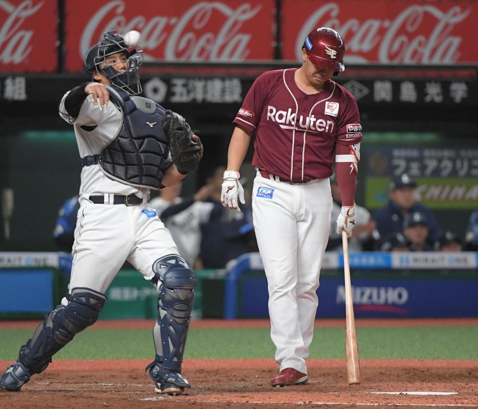 　４回、浅村は見逃し三振に終わる（撮影・佐藤厚）