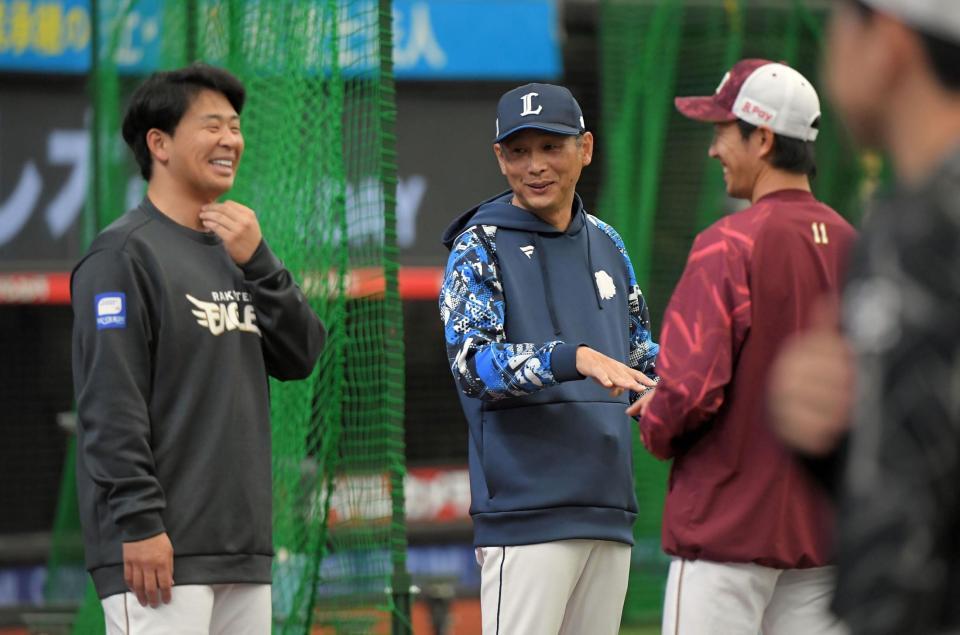 　浅村（左）、岸（右）と談笑する西口監督（中央）＝撮影・佐藤厚