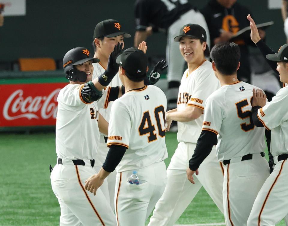 　１２回、サヨナラ打を放ち笑顔の吉川（撮影・金田祐二）