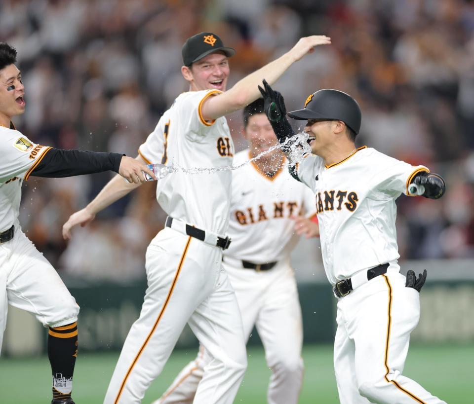 　１２回、サヨナラ打を放ち、水シャワーを浴びる吉川（右）＝撮影・西岡正