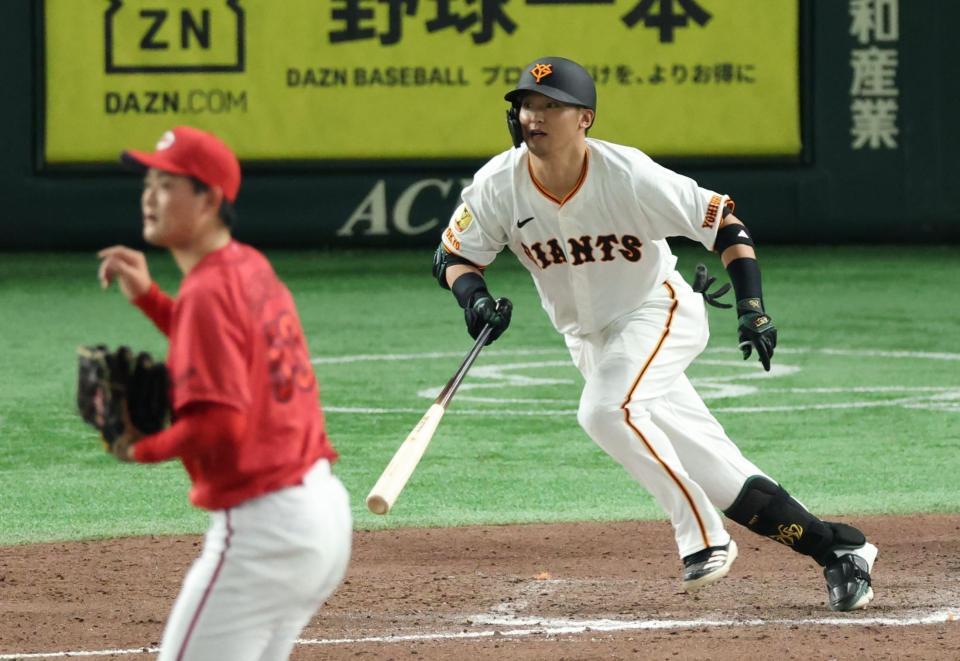 　１２回、サヨナラ打を放つ吉川（撮影・金田祐二）